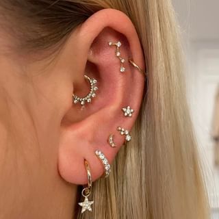 November Sign, Cool Ear Piercings, Pretty Ear Piercings, Gold Body Jewellery, Cartilage Jewelry, Daith Earrings, Labret Studs, Daith Piercing, Helix Earrings