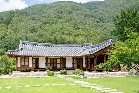 Korean Countryside House, House In Countryside, Korean Countryside, Hanok House, Korean Traditional House, Korean House, Japan House, Traditional Japanese House, Countryside House