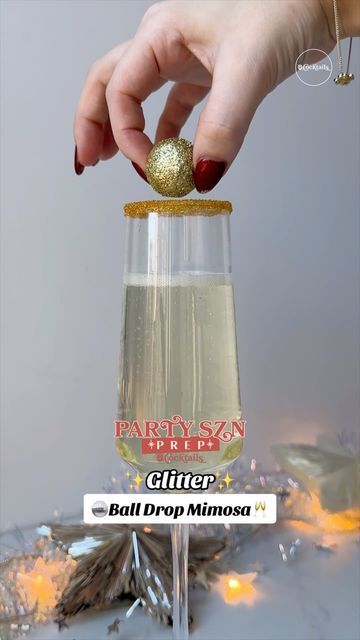 Glitter Ball Drop Mimosa, New Years Mimosa Recipe, New Years Mimosa, Champagne New Years Drinks, Glitter Mimosa, Nye Cocktails, New Years Eve Cocktails, Glitter Cocktails, Nye Drinks