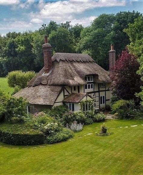 English Cottagecore, White Picket Fence Ideas, Picket Fence Ideas, Irish Homes, English Countryside Home, Cottagecore Farm, Uk Houses, Nice Houses, English Country Cottages