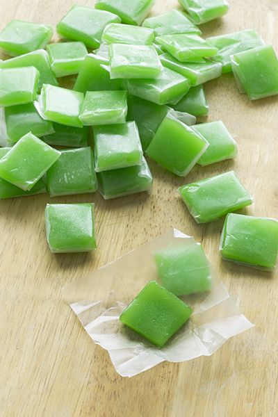 Wilde in the Kitchen: Sour Apple Fruit Chews - kids would love to help with this one. Bored Baking, Fruit Rollups, Making Candy, Fruit Chews, I'm Fat, Kid Snacks, Homemade Dessert, Homemade Candy, Candy Recipes Homemade