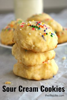 Sour Cream Cookies Recipe, Sour Cream Cookies, Sour Cream Sugar Cookies, Cookies Bars, Sour Cream Recipes, Cream Cookies, Delicious Deserts, Dessert Simple, Favorite Cookie Recipe