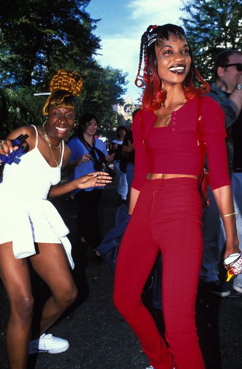 These Notting Hill Carnival Photos Are Pure '90s Nostalgia #refinery29 https://www.refinery29.com/en-gb/notting-hill-carnival-in-the-90s# Nostalgia Fashion, Carnival Photos, Black 90s Fashion, Notting Hill Carnival, 90s Hip Hop Fashion, Vintage Black Glamour, 90s Nostalgia, Notting Hill, Black Excellence