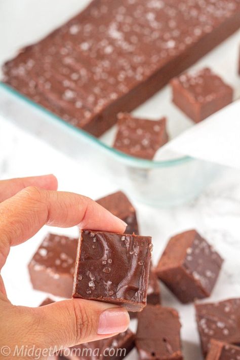 Chocolate Nutella Fudge. A perfect sweet and salty fudge recipe made with dark chocolate, nutella and sea salt for an easy deliscious homemade fudge! Nutella Sea Salt Fudge Microwave, Sea Salt Fudge, Dark Chocolate Recipes, Nutella Fudge, Homemade Fudge Recipes, Chocolate Recipes Easy, Fudge Ingredients, Dark Chocolate Fudge, Fudge Recipes Easy