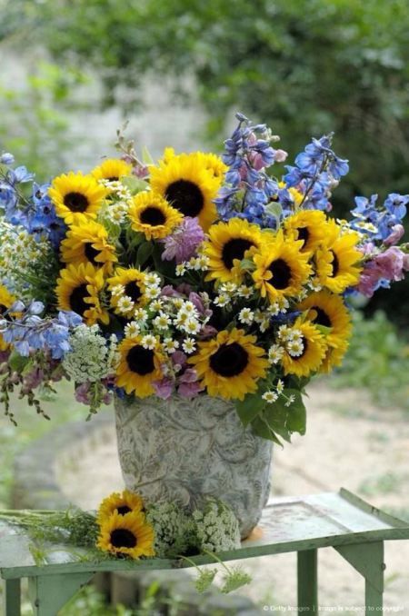 spring-centerpieces-happy-party-theme-for-new-year-wedding-ideas-5 Flowers In Vases, Bouquet Champetre, Sunflowers And Daisies, Spring Centerpiece, Deco Nature, Happy Flowers, Beautiful Flower Arrangements, Bunch Of Flowers, Arte Floral