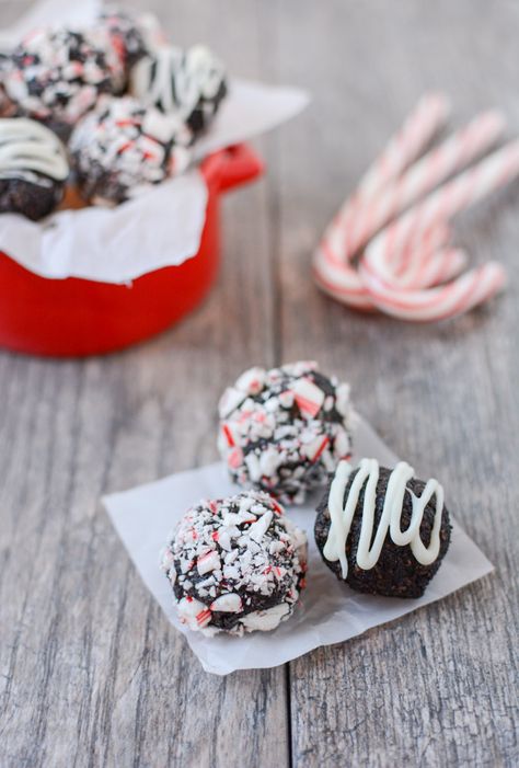 These No-Bake Peppermint Chocolate Bites are simple, healthy and ready in minutes. This gluten-free recipe would make a great addition to your holiday cookie tray! Peppermint Balls, Healthy Christmas Treats, Peppermint Truffles, Healthy Holiday Treats, Easy Christmas Candy Recipes, Homemade Chocolate Truffles, Christmas Truffles, Homemade Truffles, Healthier Sweets