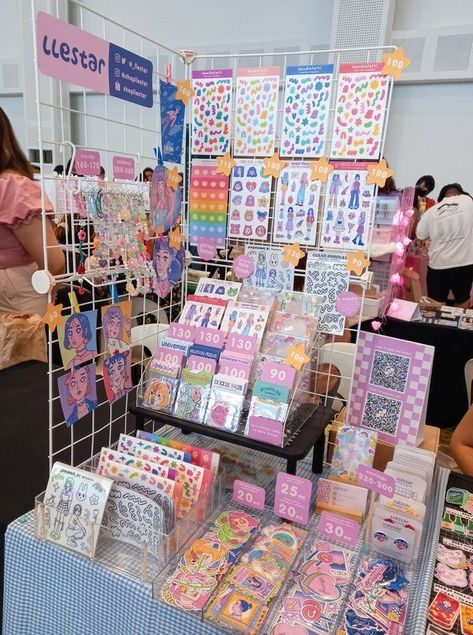 Cute Artist Alley Display, Cute Convention Booth, Craft Market Set Up Booth Ideas, Display Design Ideas Creative, How To Display Hanging Items At Craft Show, Fair Set Up Booth Ideas, Art Market Booth Setup, How To Display Prints At Craft Fair, Sticker Pop Up Shop