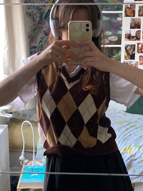 Sweater Vest Outfit Academia, Argyle Sweater Vest Outfit Aesthetic, Christmas Sweater Outfit Aesthetic, Girls Vest Outfit, Downtown Girl Sweater, Aesthetic Sweater Vest, Sweater Vest Aesthetic, Sweater Vest Outfit Aesthetic, Vest Outfits Aesthetic