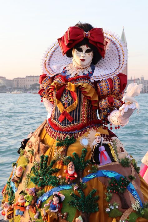 Venice Festival, Venetian Costumes, Barber Of Seville, French Dresses, Venice Carnival Costumes, Carnival Outfit, Visit Venice, Venetian Carnival, Carnival Of Venice