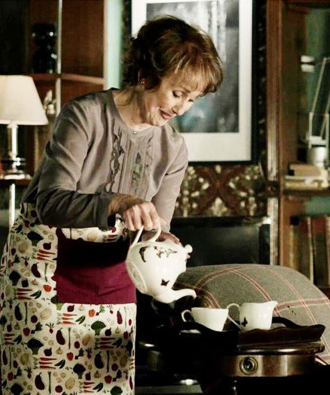 Mrs Hudson - Una Stubbs Una Stubbs, Sherlock Cast, Mrs Hudson, Sherlock Holmes Bbc, Sherlock 3, Sherlock Fandom, Sir Arthur Conan Doyle, 221b Baker Street, Conan Doyle