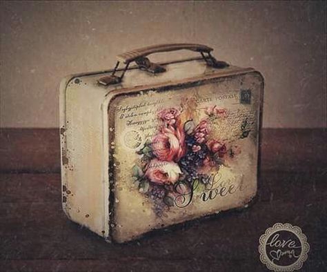 Decoupage Suitcase, Vintage Suitcase Decor, Suitcase Decor, Vintage Train Case, Decoupage Decor, Decoupage Tray, Small Suitcase, Old Suitcases, Decoupage Diy