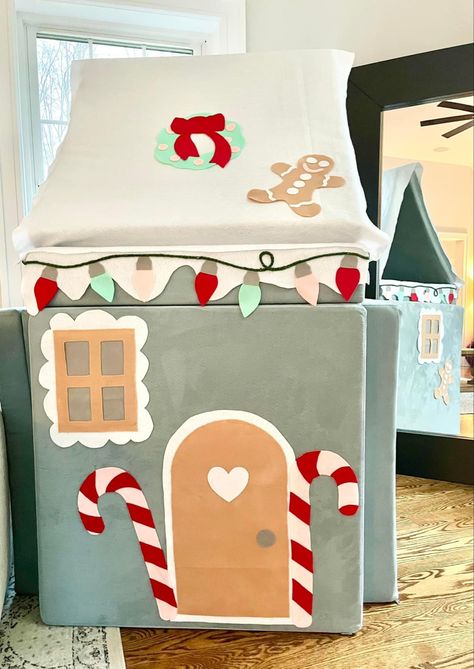 Nugget Couch Gingerbread House, Elf On The Shelf Easy, Diy Christmas Home Decor, Nugget Couch, Funny Elf On The Shelf, Christmas Pic, Easy Elf On The Shelf, Stylish Tips, Snow Activities