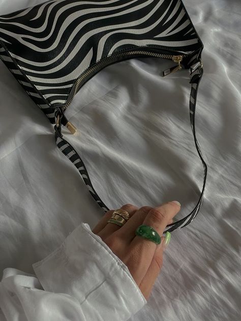 Aesthetic Purse, Modest Aesthetic, Jewelry Photography Styling, Muslim Fashion Hijab Outfits, Photo Bag, Bags Aesthetic, Classy Jewelry, Foto Ideas Instagram, Minimalist Lifestyle