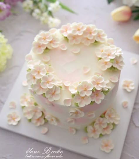 Floral Cake Design, Flower Cake Design, Cake With Flowers, Beautiful Cake Designs, Spring Cake, Simple Cake Designs, Mini Cakes Birthday, Creative Cake Decorating, Creative Birthday Cakes