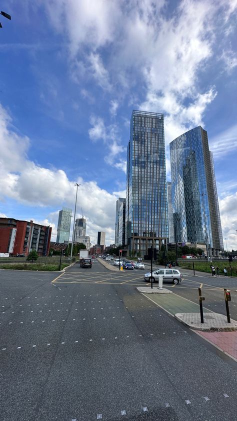 A beautiful view from the bus of thriving Manchester City Centre, England Manchester Aesthetic, England Manchester, Manchester Street, Form Outfits, 6th Form, Sisters Photoshoot Poses, Manchester City Centre, Sisters Photoshoot, Uni Room