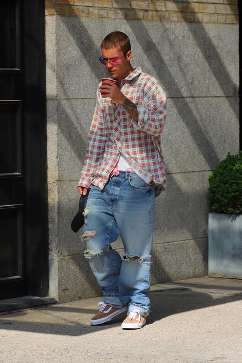 Justin Bieber in NYC (May 2023) Tribeca New York, Justin Bieber Outfits, Justin Bieber Style, Justin Bieber Images, Men Street Fashion, Mens Trendy Outfits, Mens Casual Dress Outfits, Street Fashion Men Streetwear, Mens Outfit Inspiration