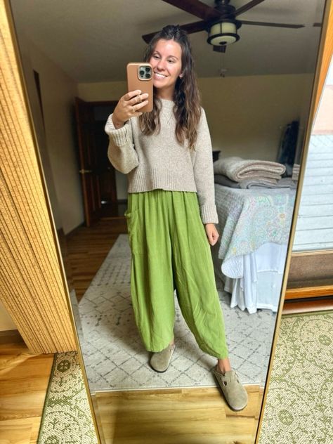 Outfit With Green Pants, Linen Pants Outfit Winter, Green Linen Pants Outfit, Linen Pants Outfit Fall, Earthy Tones Outfit, Tan Sweater Outfit, Crew Neck Sweater Outfit, Layering Outfits Fall, Green Linen Pants