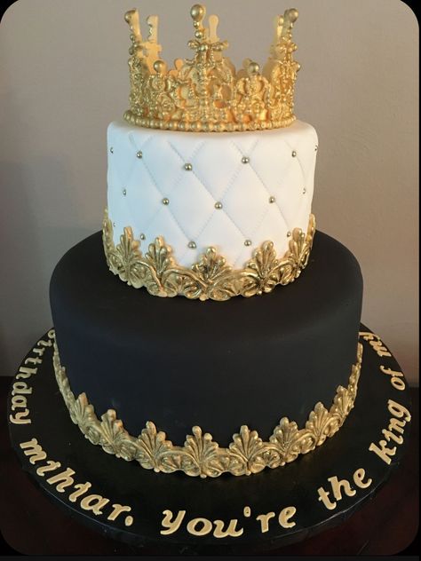 Cakes For Mens Birthday Elegant, Black And Gold Cake With Crown, Quinceanera Cakes Black, Black And Gold Quinceanera Cake, Black And Gold Bday Cake, Cake Ideas Black And Gold, 18th Birthday Cake Gold, Cake Designs Black And Gold, Cake Decorating Gold