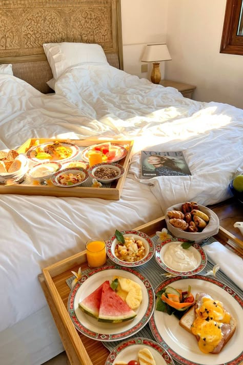 Breakfast In Bed Ideas Romantic, Breakfast In Bed Ideas For Boyfriend, Luxury Breakfast In Bed, Bed Breakfast Ideas, Bed In Breakfast, Bed And Breakfast Aesthetic, Breakfast In Bed Aesthetic, Bed And Breakfast Ideas, Brunch In Bed