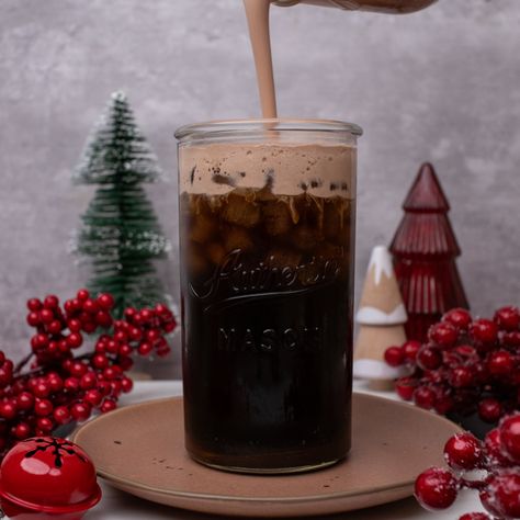 Starbucks Peppermint Chocolate Cream Cold Brew Recipe – Easy Homemade Holiday Coffee Chocolate Cream Cold Brew, Homemade Starbucks, Homemade Chocolate Sauce, Peppermint Syrup, Cream Cold Brew, Cold Brew Recipe, Peppermint Chocolate, Peppermint Cream, Coffee Treats