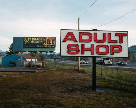 Seeing America Through Its Roadside Signs - Atlas Obscura Roadside Signs, Losing People, Urban People, Midwest Emo, American Poetry, A Night At The Opera, American Gothic, Southern Gothic, American Road Trip