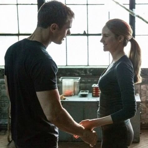 Tobias and Tris-Tris's fear Divergent Pictures, Tris Divergent, Insurgent Movie, Divergent Cast, Divergent 2014, Divergent Theo James, Divergent Tris, Divergent Memes, Tris And Tobias