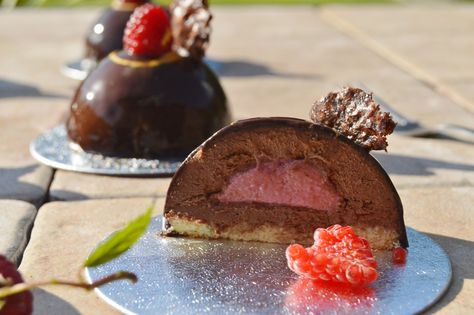 Raspberry & chocolate mousse domes. Sounds like a good raspberry mousse recipe here Raspberry Dark Chocolate, Chocolate Dome, Raspberry Mousse Cake, Brandy Snaps, Dark Chocolate Mousse, Raspberry Mousse, Raspberry Chocolate, Cake Dome, Mirror Glaze