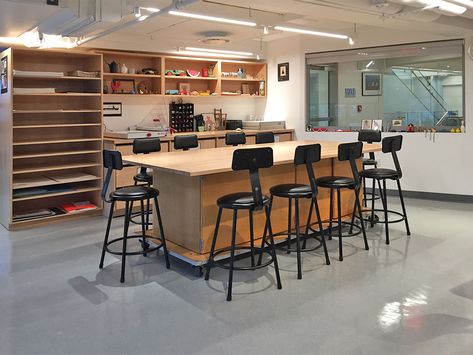 Modern Art Classroom Design, Art Classroom Storage Ideas, Art Studio Classroom Design, Art Classroom Aesthetic, Basement Classroom, Art Classroom Layout, Teachers Aesthetic, Design Classroom, High School Art Room