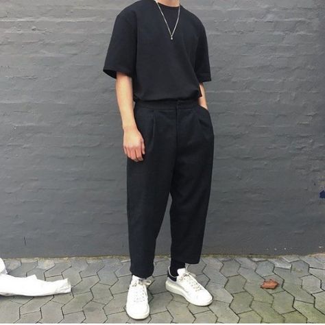 Simple is the new black. @patrickhyldgaard #PAUSEShots #men'sstreetstyle #men's #street #style #simple Look Retro, Beard Styles For Men, Mens Fashion Streetwear, Hip Hop Outfits, Men Fashion Casual Outfits, Streetwear Men Outfits, Mens Fashion Trends, Streetwear Outfit, Mens Streetwear