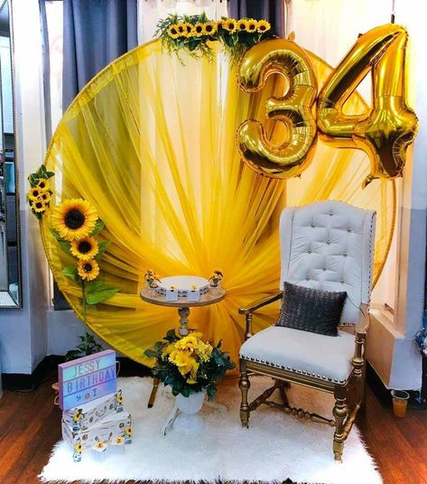 Sunflower Party Themes, Golden Birthday Themes, Sunflowers Birthday, Sunflower Birthday Parties, Sunflower Invitations, Cow Birthday Parties, Bee Theme Party, Sunflower Party, Sunflower Wedding Bouquet