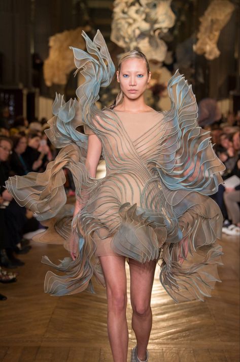 Iris Van Herpen Couture, Trash Fashion, Miranda Dress, Sci Fi Fashion, Iris Van Herpen, Body Adornment, Layered Fashion, Fancy Hats, Innovative Fashion