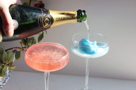 Cotton Candy Recipes, Recipes With Alcohol, Cotton Candy Martini, Pink Candy Floss, Cotton Candy Recipe, Cotton Candy Drinks, Cotton Candy Cocktail, Funky Food, Strawberry Liqueur