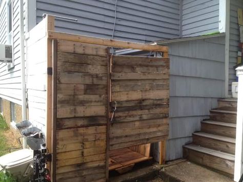 Original  Pallet Outdoor Shower  #garden #outdoor #palletdiyideas #recyclingwoodpallets #shower A simple outdoor shower that cost less than $50 to build, plumb, and paint. Made from a combination of prefab pallets and deconstructed pallets. Simpl... Simple Outdoor Shower, Outside Shower Ideas, Vertical Pallet Garden, Pallet Ceiling, Pallet Shed, 1001 Pallets, Pallet Creations, Pallet Outdoor, Recycled Pallets