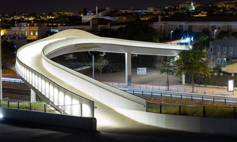 Illuminated handrail creates beautiful bridge lighting | DW Windsor Bridge Lighting, Curved Bridge, Amanda Levete, Outdoor Bridges, Handrail Lighting, Design Analysis, Water Wall Fountain, City Branding, Master Thesis