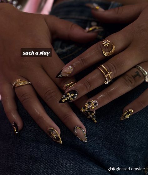 December Nails Black Women, Nail Inspiration Charms, Maximalist Fall Nails, Black Nails With Gold Charms, Black And Gold Acrylic Nail Designs, Dark Aesthetic Nails, Brown And Gold Nails, Gold And Black Nails, Maximalist Nails