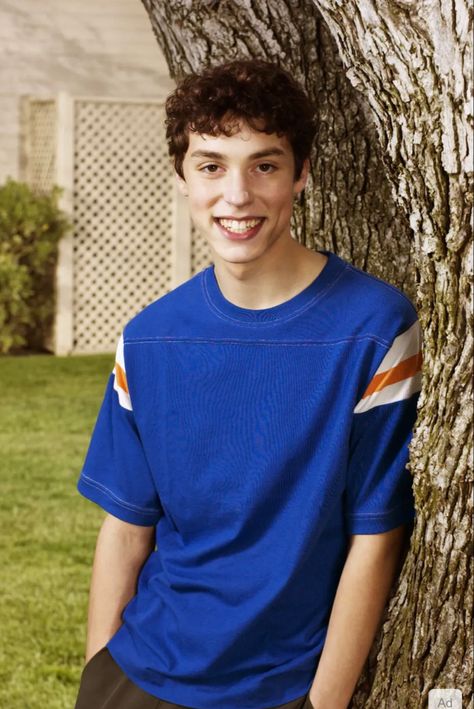 John Francis Daley, Matthew Broderick, Freaks And Geeks, Hot Actors, How To Look Better, Geek Stuff, Actors, Mens Tops, Mens Tshirts