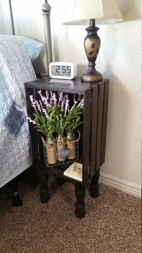 Crate Bedside Table, Wooden Crates Nightstand, Wood Crate Ideas, Pallet Furniture Table, Crate Nightstand, Crate Projects, Crate Crafts, Crate Table, Crate Ideas