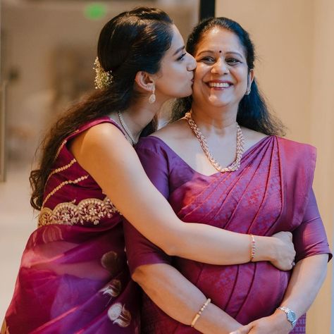 Poses For Mom And Daughter, Pose In Traditional Dress, Indian Family Photography, Pose With Mom, Mother Daughter Pose, Poses With Mom, Mom And Daughter Photo Ideas, Mother Daughter Wedding Photos, Mother Daughter Photography Poses