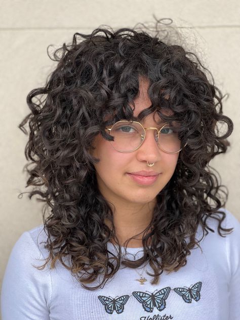 Very Curly Shag Haircut, Loose Coily Hair, Curly Shag Haircut Black Women, Curly Hairstyles Shag, Wolfcut With Bangs Curly Hair, Mid Length Curly Shag Haircut, Natural Curly Shag Haircut, 3b Shag Haircut, Curly Hair Bangs Layers