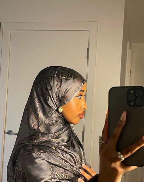 #fashion #hijab #hijabfashion #hijabinspiration #ootd #somali #somalibeauty #somaligirl #hijabstyle #hijabmurah #hijabtutorial #modesty #pinterest #pinterestgirl #pinterestinspired #pinterestideas #modestwear #abaya #abayafashion Eid Outfits Somali, Pashima Scarf Ideas, Patterned Hijab, Black Hijabis, Pashima Scarf, Turkish Hijab Style, Somali Beauty, Somali Women, Somali Girl