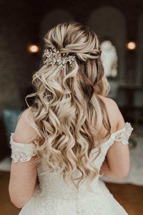 Hair Inspo Bangs, Wedding Hairstyles Pakistani, Bridal Hair Half Up Half Down, Bride Hair Down, Half Up Half Down Homecoming, Bridal Hair Half Up, Hairstyles Pakistani, Down Homecoming Hairstyles, Homecoming Hairstyles For Long Hair