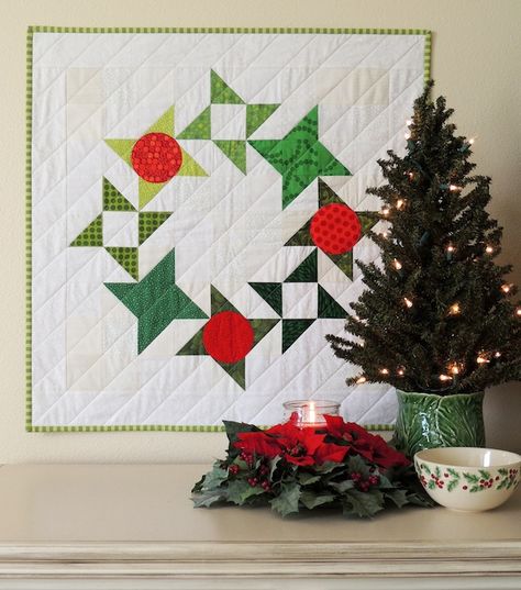 Berry Merry Wreath quilt pattern, free quilt pattern, Christmas quilt Christmas Quilting Projects, Christmas Tree Quilt, Christmas Quilting, Christmas Quilt Patterns, Merry Christmas Images, Holiday Quilts, Holiday Fabric, Holiday Patterns, Christmas Quilts