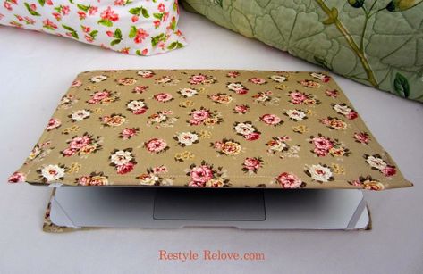 DIY Fabric Laptop Cover Laptop Cover Ideas, Laptop Ideas, Diy Laptop, Diy Fabric Crafts, Lap Top, Easy Diy Ideas, Laptop Cover, Stationary Gifts, Farmhouse Decorating