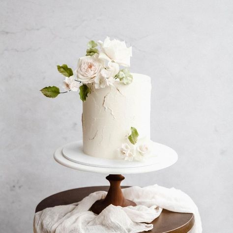 𝓢𝓾𝔃𝓪𝓷𝓷𝓮 𝓑𝓻𝓪𝓭𝔂 on Instagram: “| WEDDING WEDNESDAY . And the first wedding cake of 2021! Of course a petite wedding cake for a wedding of 6 held on a glorious spring day…” Simple Small Wedding Cakes, Simple Wedding Cake Small One Tier, 1 Tier Wedding Cake, 1 Tier Wedding Cakes, Wedding Cakes One Tier, Wedding Cake Simple Elegant, Wedding Bakery, Wedding Wednesday, Small Wedding Cakes