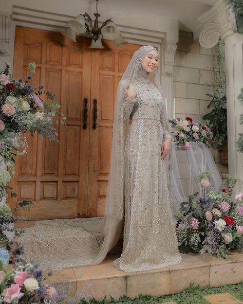 Gaun Pengantin Muslimah Wedding Dresses, Slim Fit Wedding Dresses, Malaysian Wedding, Muslim Wedding Gown, Dress Muslim Modern, Nikah Outfit, Kebaya Wedding, Kebaya Modern Dress, Muslimah Wedding Dress