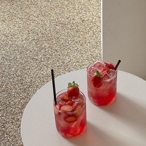 ❥ not my image !! Strawberry Cocktail, Japanese Food Illustration, Berry Drink, Strawberry Mojito, Strawberry Drinks, Drink Aesthetic, Strawberry Summer, Cold Ice, Fancy Drinks