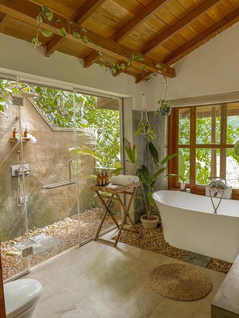 Jungle House Interior, Caribbean House Design, Sri Lanka House, Airbnb Inspiration, Airbnb Interior, Jungle Bathroom, Resort House, Island Bathroom, Earthy Bathroom