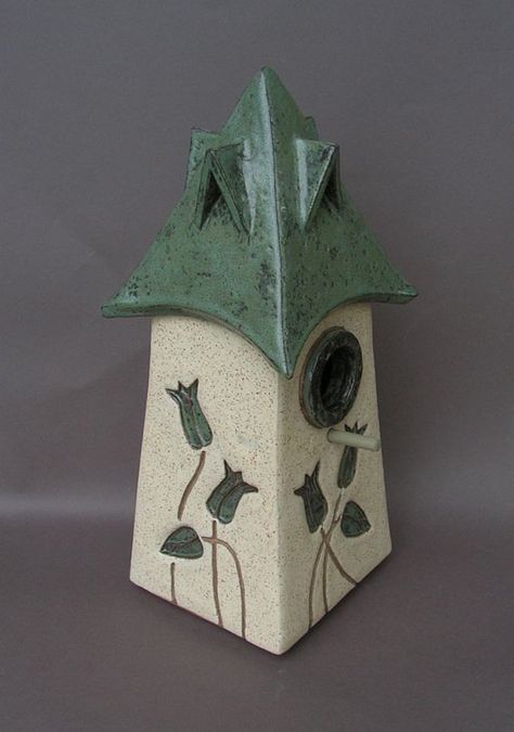 Cream-colored stoneware decorative birdhouse, with green roof with dormers Roof With Dormers, Ceramic Birdhouse, Clay Fairy House, Pottery Houses, Decorative Bird Houses, Pottery Painting Designs, Pottery Handbuilding, Garden Pottery, Ceramic Boxes