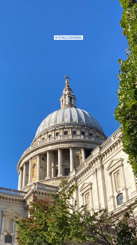 At Pauls Cathedral, St Pauls Cathedral London Aesthetic, London Places To Go, London Story Instagram, Instagram Locations Ideas, London Instagram Story, St Pauls Cathedral London, London Cathedral, England Aesthetic