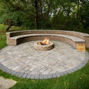 Patios & Cooking Areas | Villa Landscapes Round Patio Ideas, Circular Fire Pit Area, Diy Fire Pit Ideas, Pavers Design, Fire Pit Wall, Circular Patio, Outdoor Improvements, Fire Pit Decor, Diy Patio Pavers